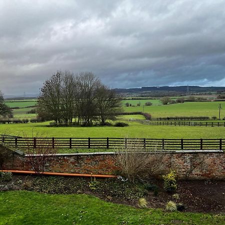 Burtree Country House, Tipi'S, Treehouse & Lodge & House Rooms With Hot Tubs In A Private Garden Thirsk Exterior photo