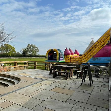 Burtree Country House, Tipi'S, Treehouse & Lodge & House Rooms With Hot Tubs In A Private Garden Thirsk Exterior photo