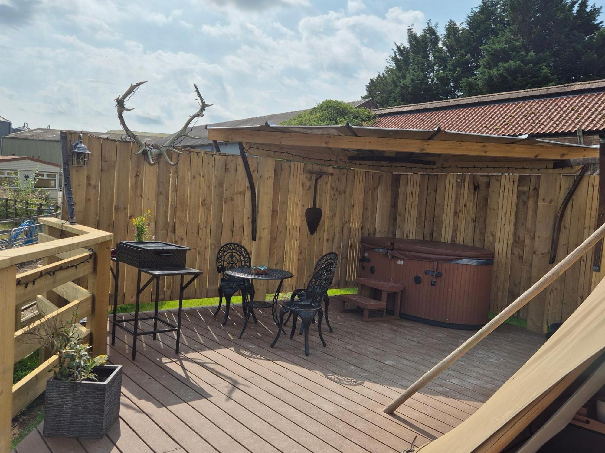 Burtree Country House, Tipi'S, Treehouse & Lodge & House Rooms With Hot Tubs In A Private Garden Thirsk Exterior photo