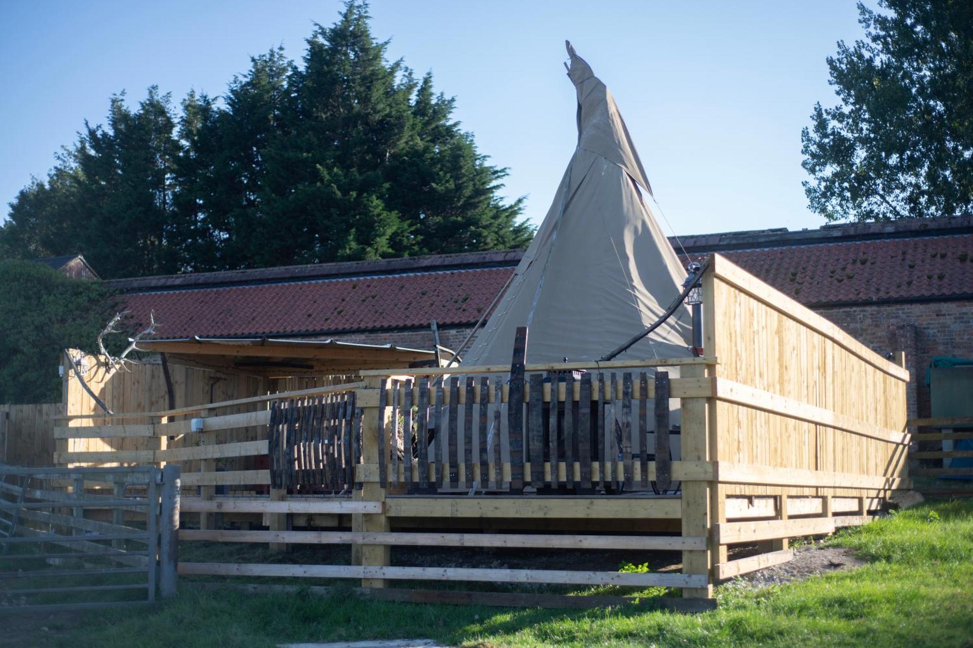 Burtree Country House, Tipi'S, Treehouse & Lodge & House Rooms With Hot Tubs In A Private Garden Thirsk Exterior photo