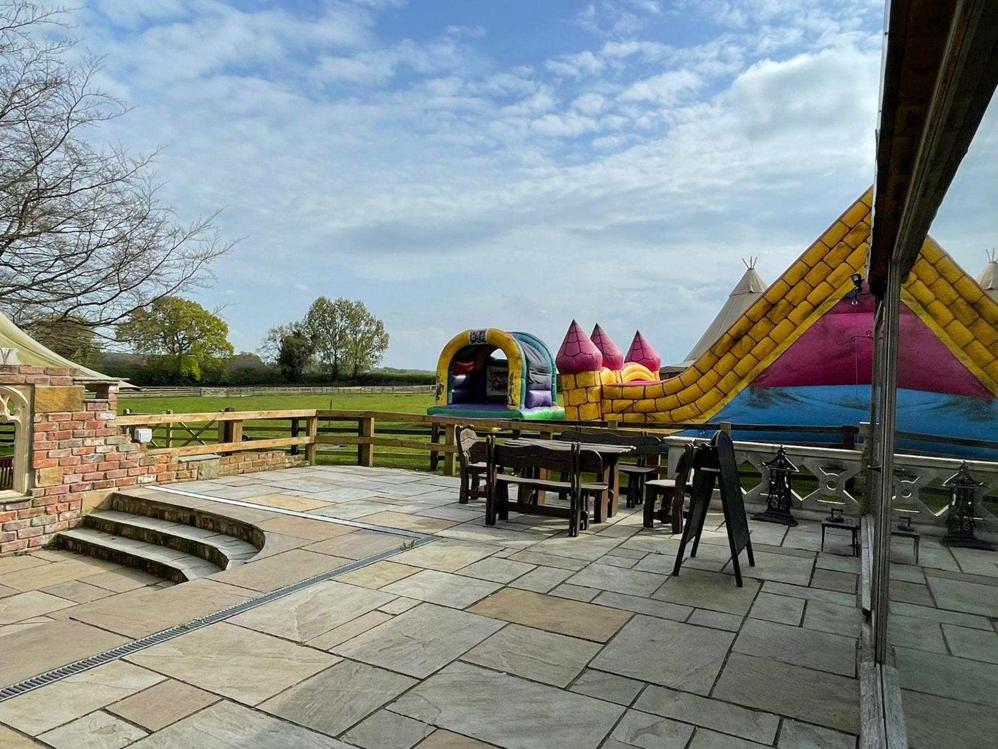 Burtree Country House, Tipi'S, Treehouse & Lodge & House Rooms With Hot Tubs In A Private Garden Thirsk Exterior photo